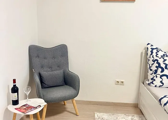 Schönes In Einer 3er Wg-wohnung Geeignet Für Einen Mann Apartment *